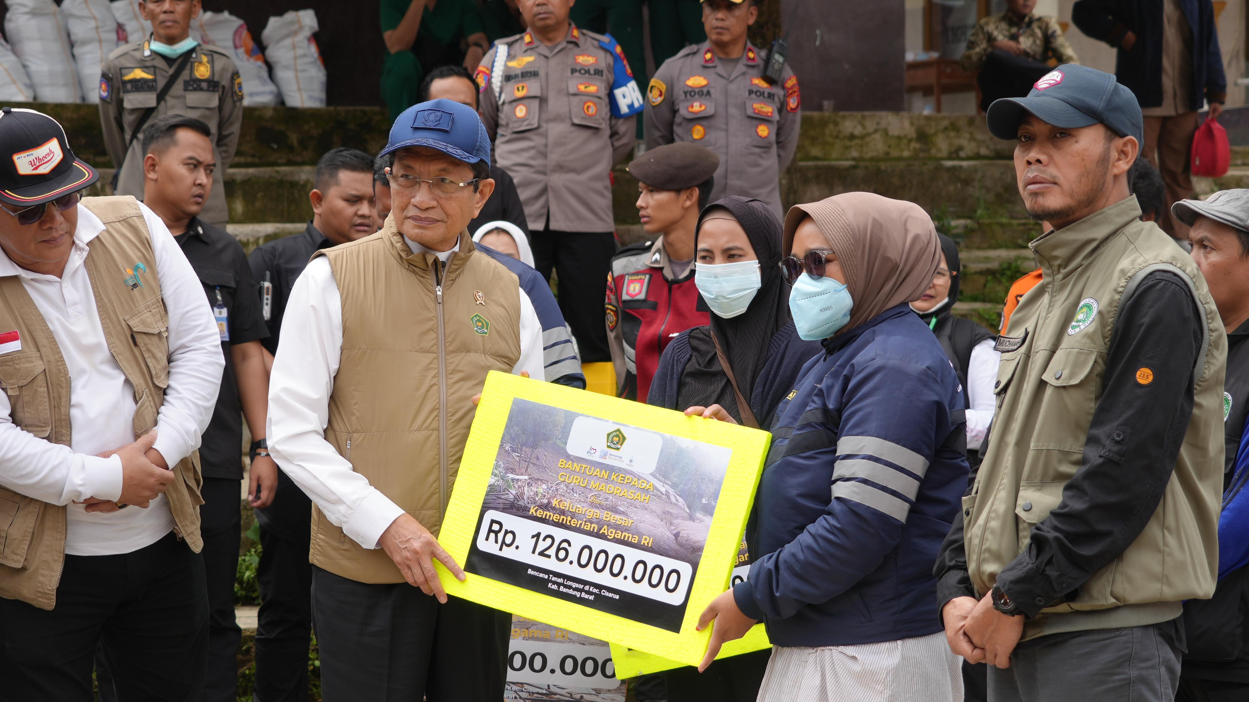 Menag Salurkan Bantuan Rp596 Juta untuk Madrasah, Guru, dan Siswa Terdampak Longsor Cisarua
