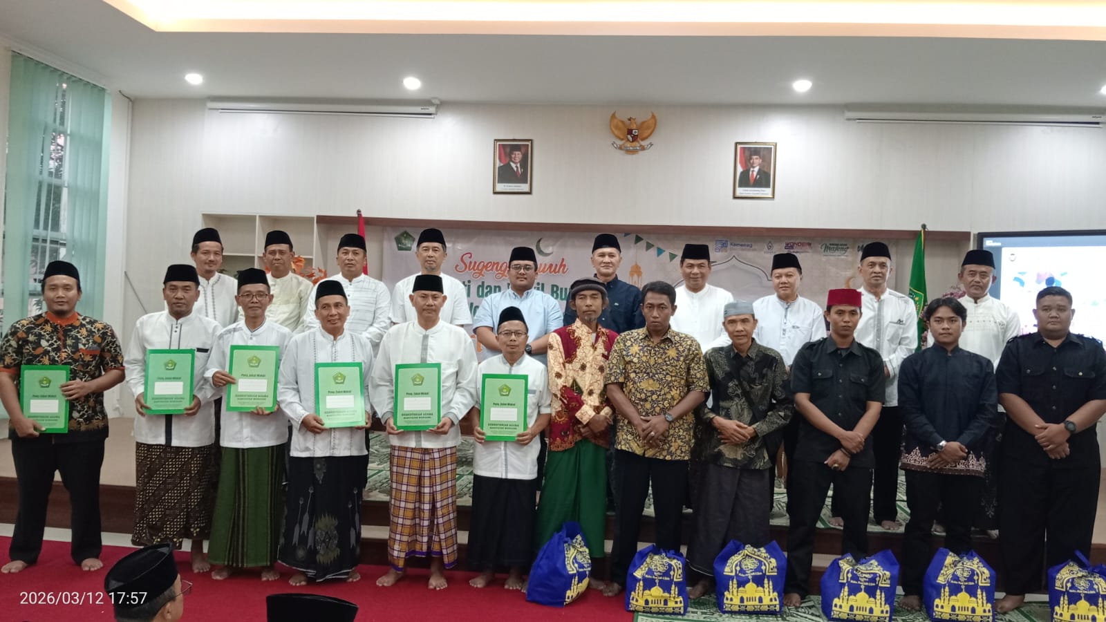 Selasar Hangat Lintas Agama, Kemenag Wonogiri Tebar Harapan Ramadan Salurkan 300 Paket Sembako dan 6 Sertifikat Wakaf