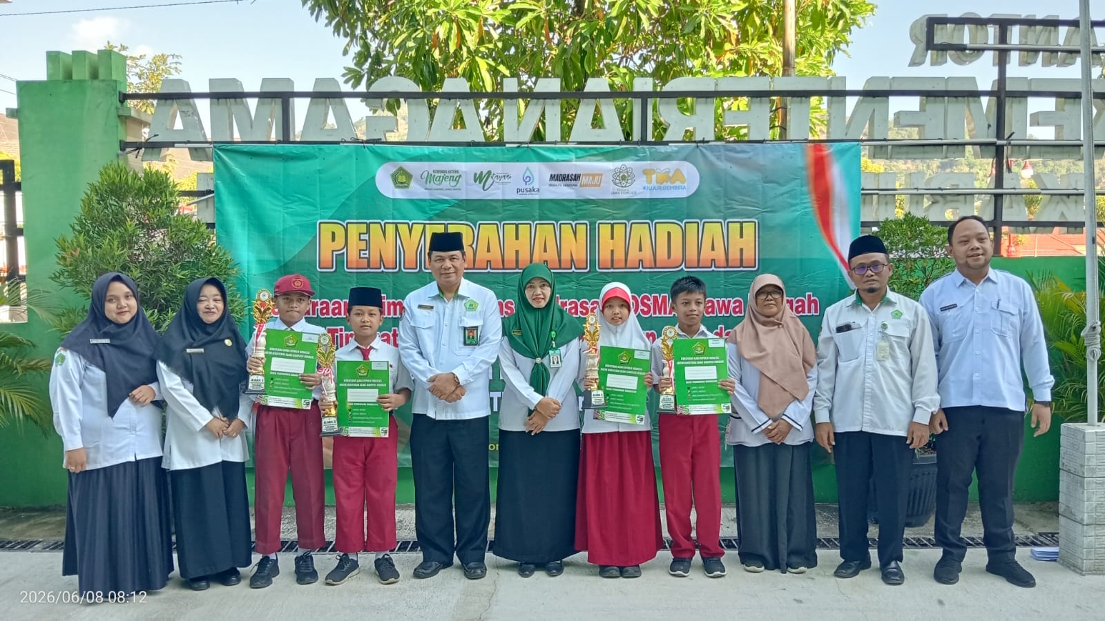 Kakankemenag Wonogiri Serahkan 50 Hadiah Juara OSMA dan 4 Penghargaan Siswa Berprestasi