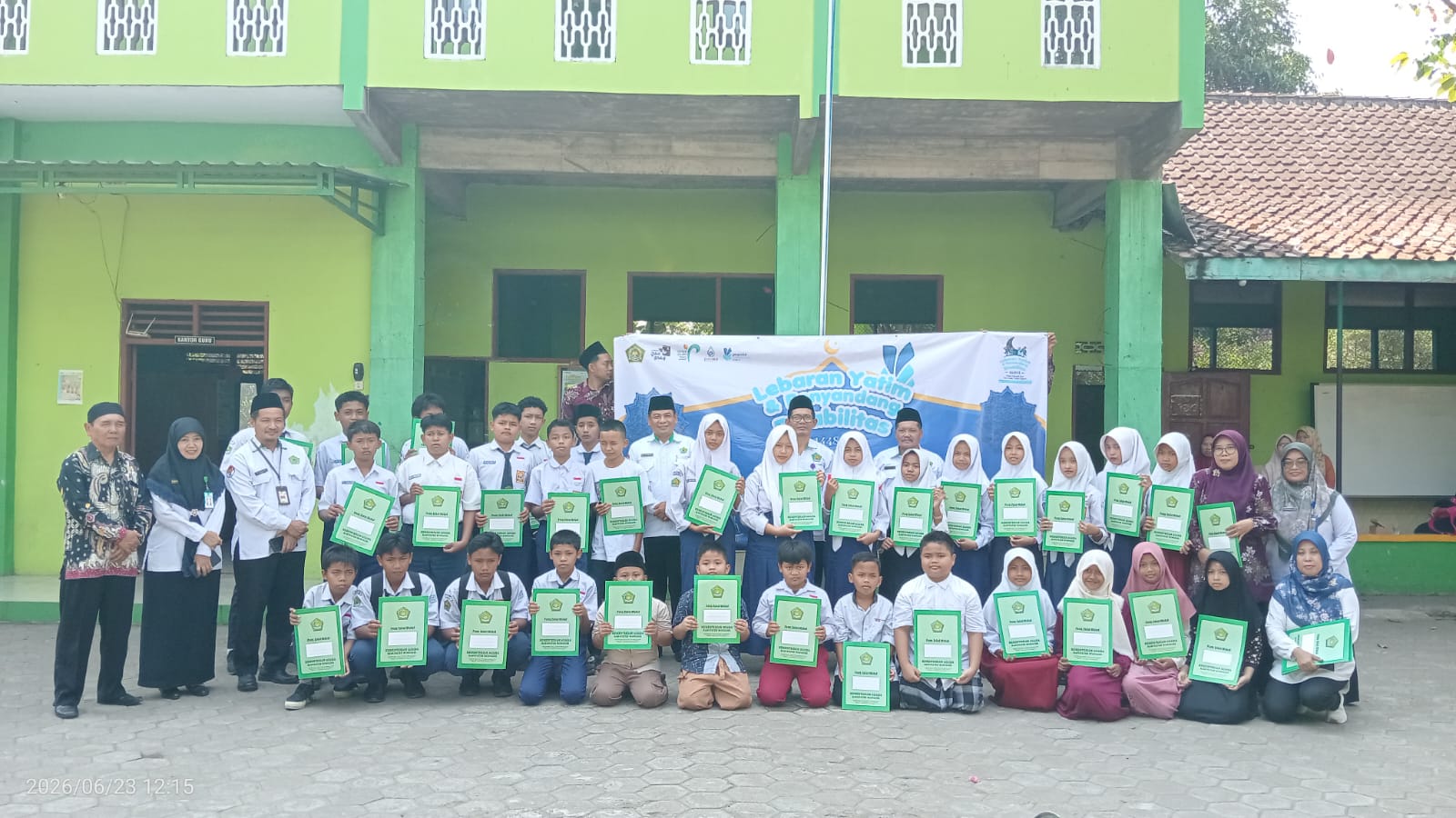 Kemenag Wonogiri Salurkan Santunan melalui Program Lebaran Anak Yatim dan Disabilitas di MI Al-Islam Surupan