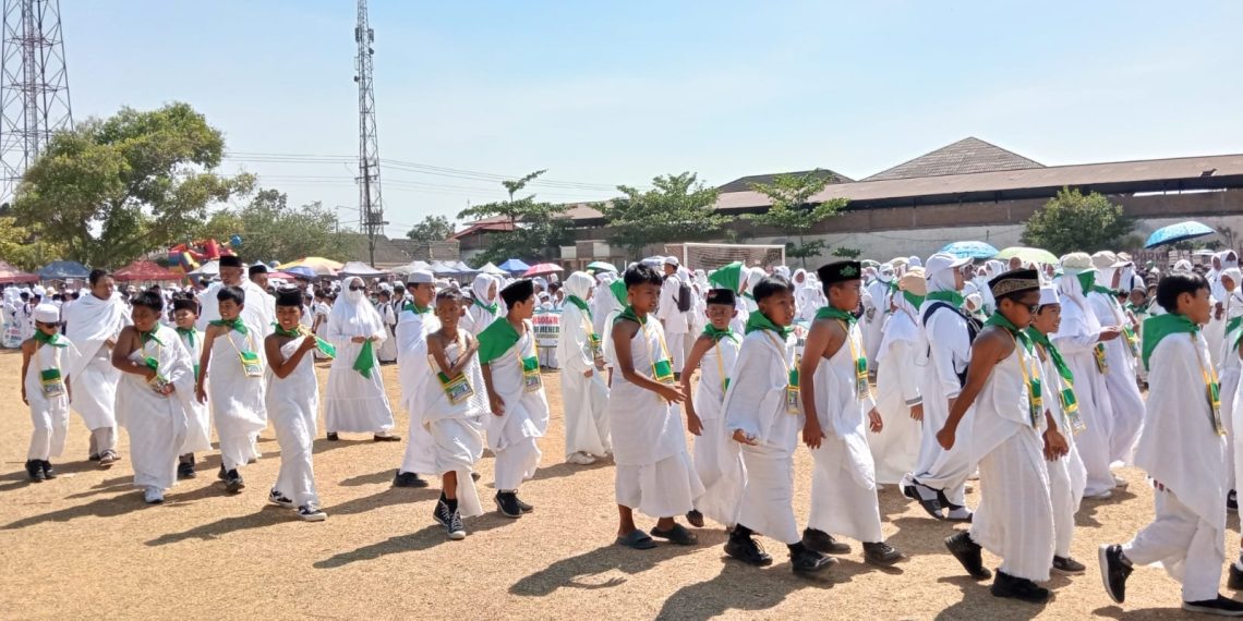 Semarak Hari Santri Nasional, 1.000 Lebih Siswa MI Ikuti Manasik Haji di Baturetno